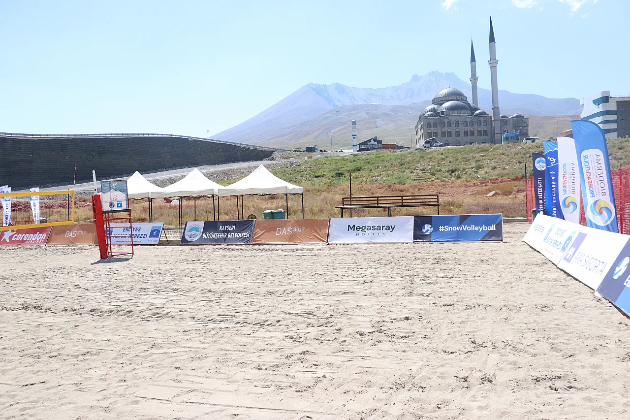 Zirvede plaj voleybolu için 300 kamyon kum taşındı