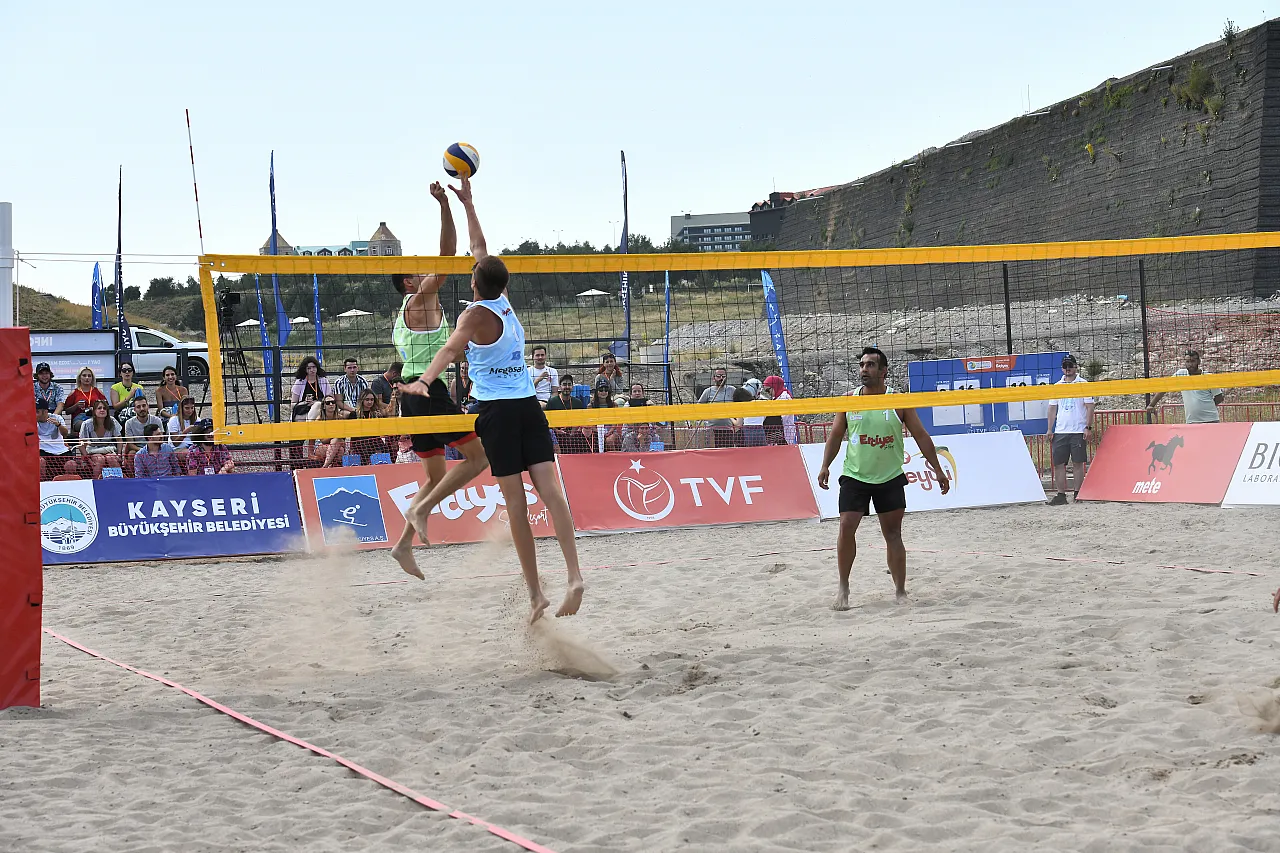 Erciyes'te plaj voleybolu turnuvası sürüyor