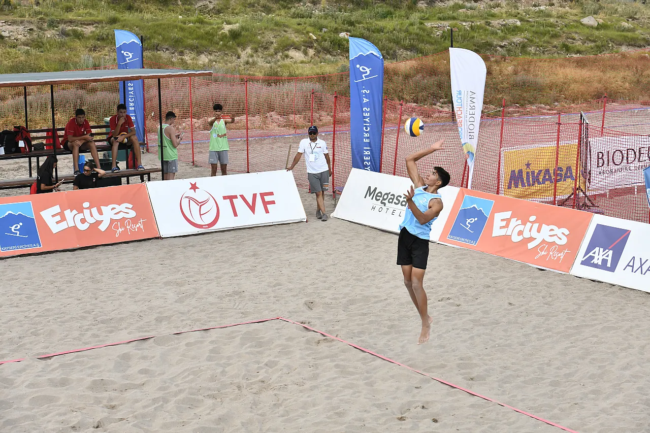 Erciyes'te plaj voleybolu turnuvası sürüyor
