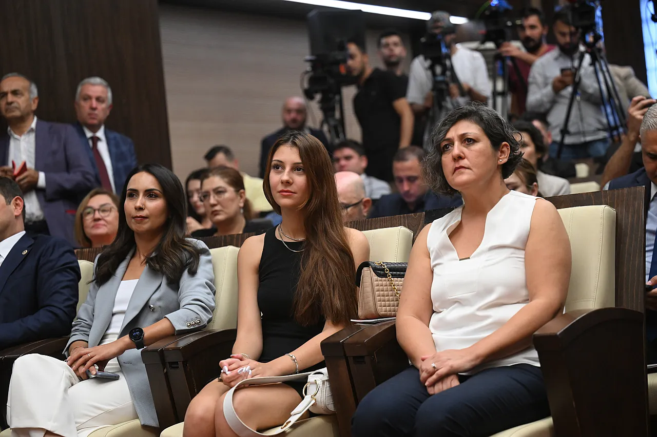 Özgür Özel adaylığını ilan etti! Kayseri'den hangi isim yanında yer aldı?