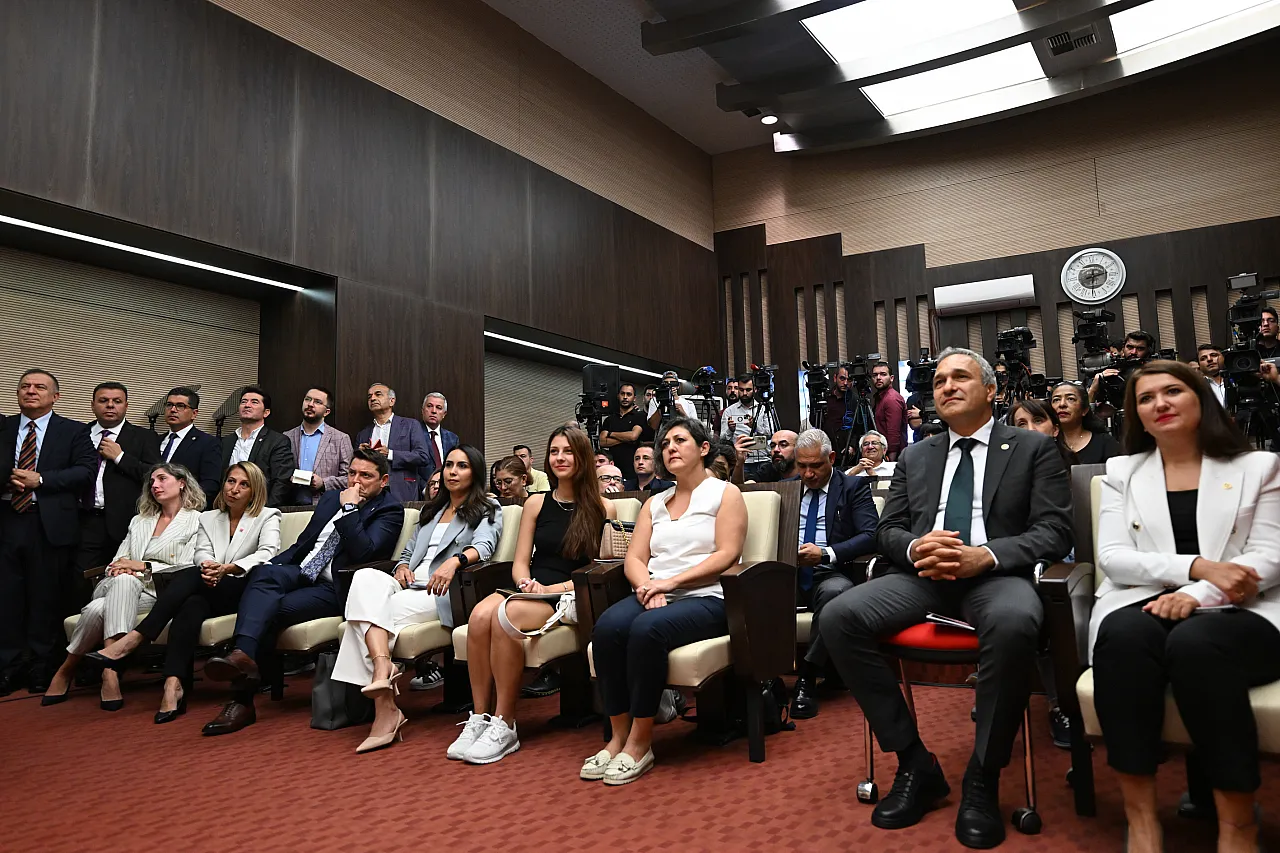 Özgür Özel adaylığını ilan etti! Kayseri'den hangi isim yanında yer aldı?