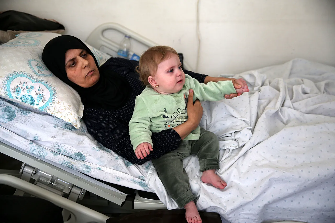 Depremde eşi ve 2 çocuğunu kaybeden kadın, 9 aylık kızıyla hayata tutunuyor!