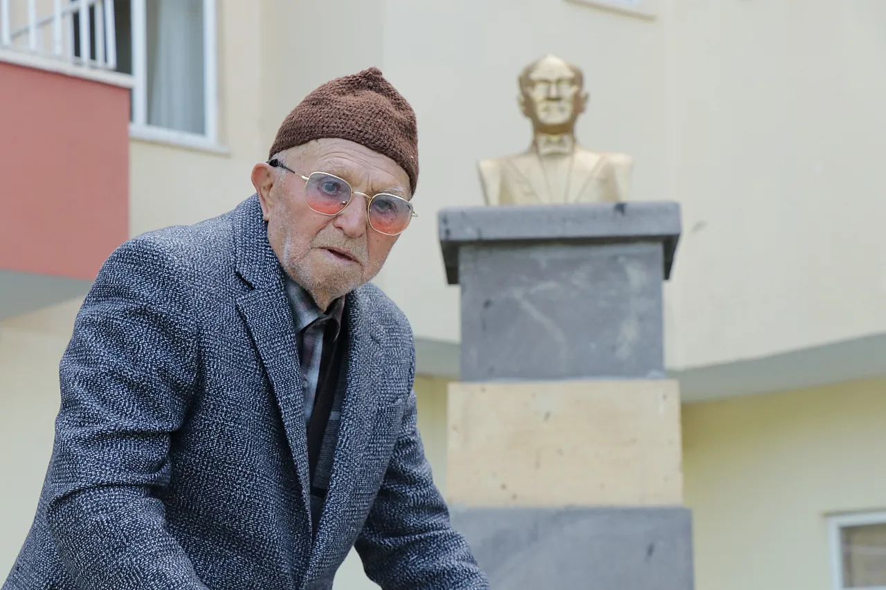 'İlk kez gördüğümüzde Atatürk'ü herkes alkışlıyordu'