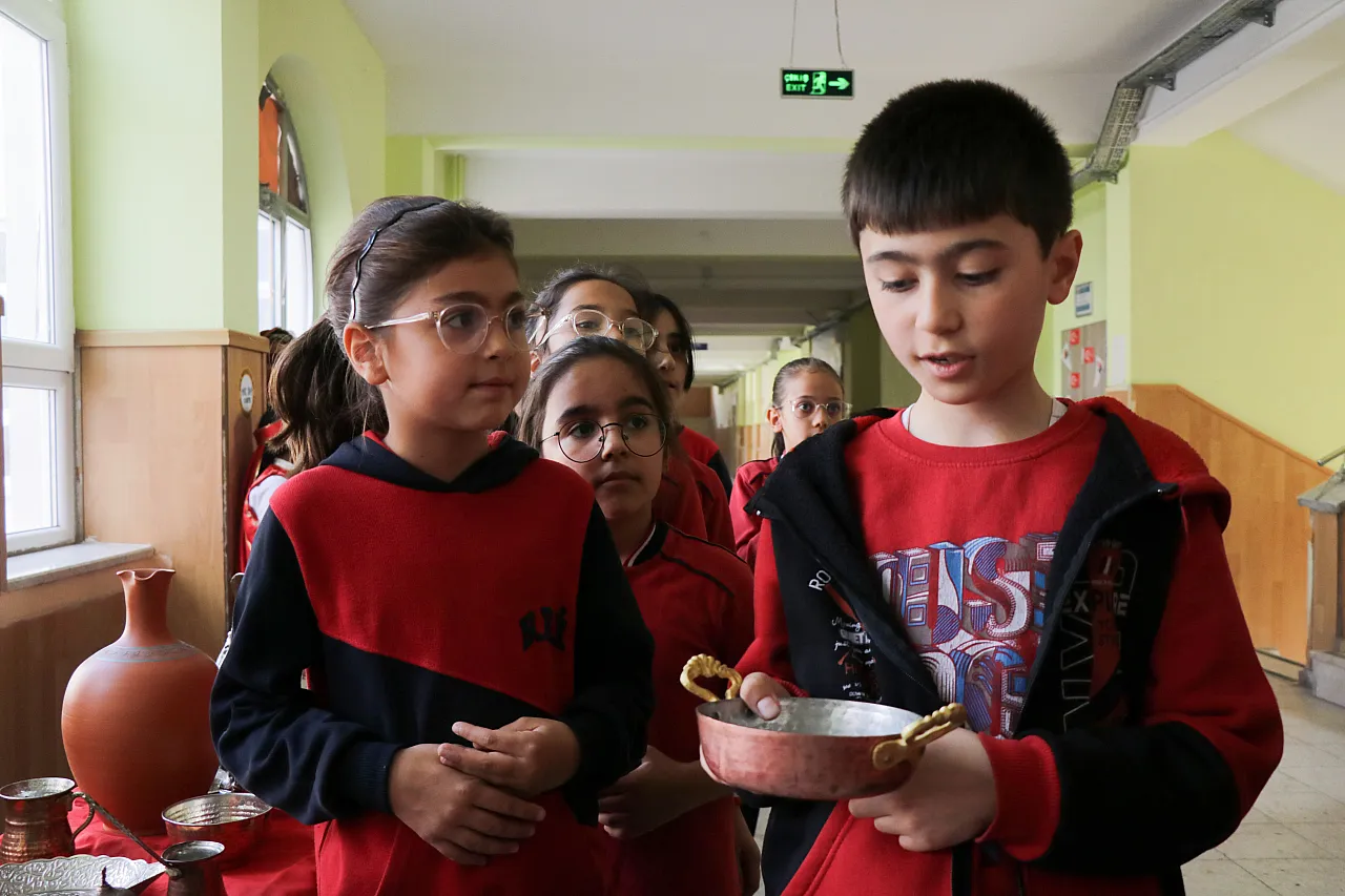 'Geçmişimizin tanıkları, geleceğimizi şekillendiren öğeler' sergisi
