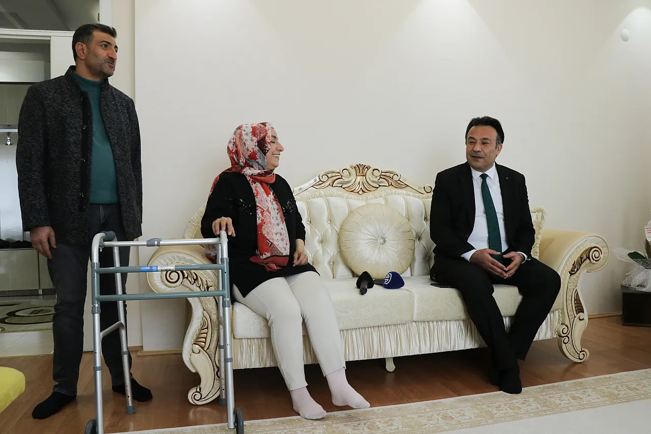 Kazada yaralanan öğretmenin kapısını bakın kim çaldı?