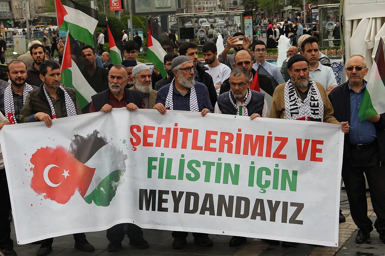 Meydanda protesto