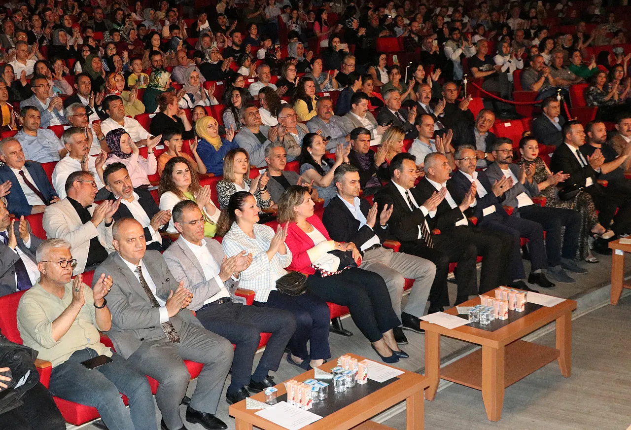 Öğretmenler sahne aldı...