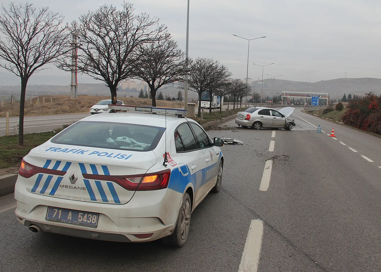 Ağaca çarpan otomobilin sürücüsü yaralandı!