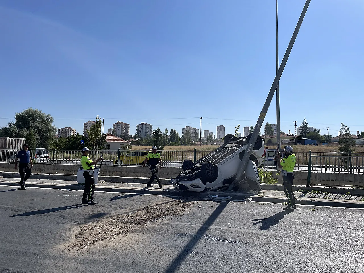 Yıldırım Beyazıt Mahallesinde kaza: Araç ters döndü!