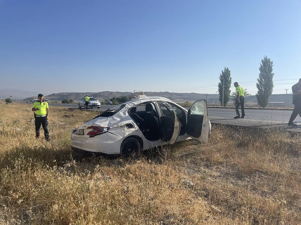 Feci kaza! Otomobil devrildi: Yaralılar var