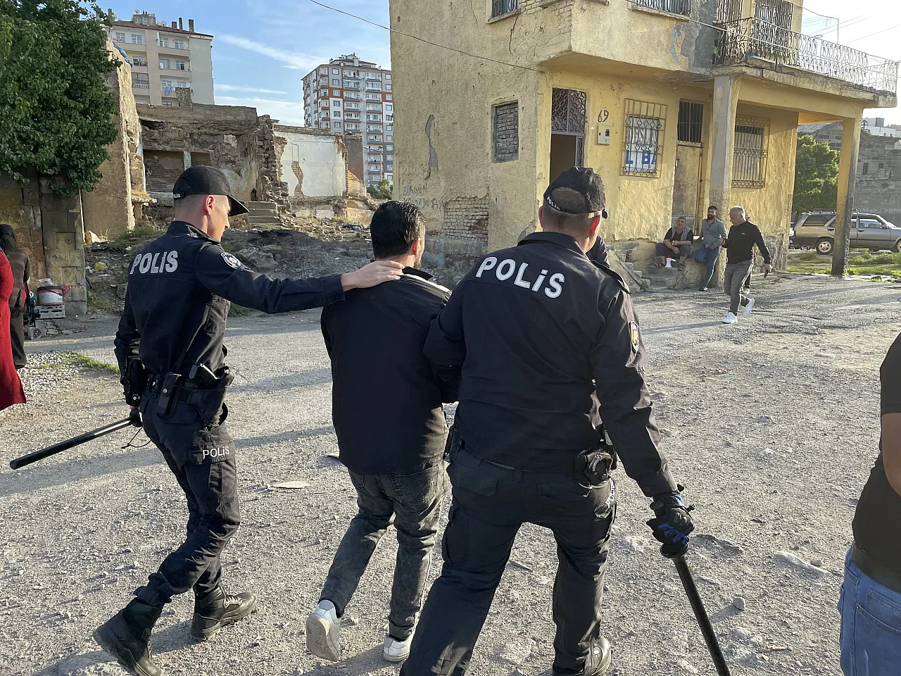 Kayseri'de komşular kavga etti! 5 kişi...