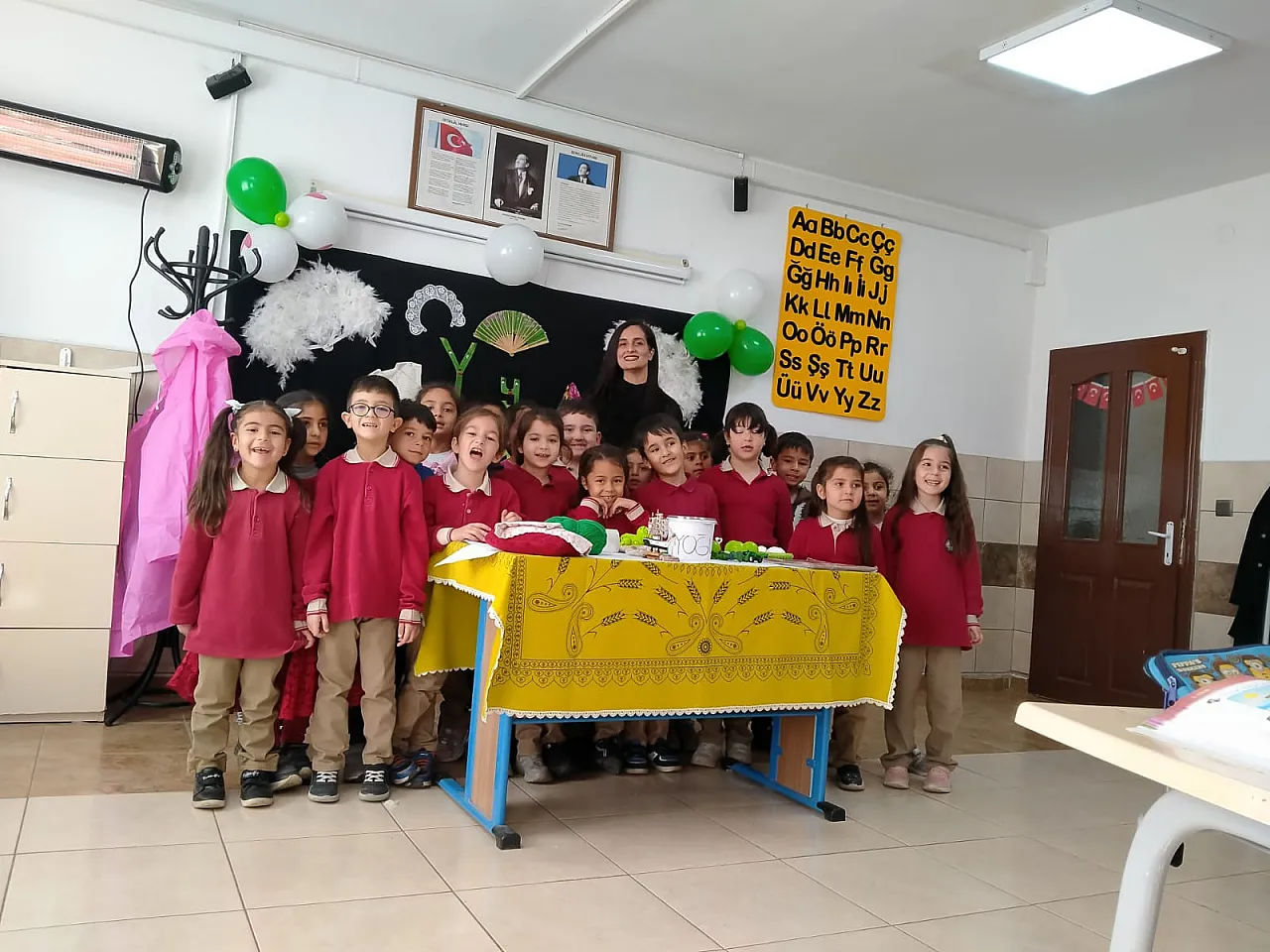 Harfleri nesnelerle öğretiyor