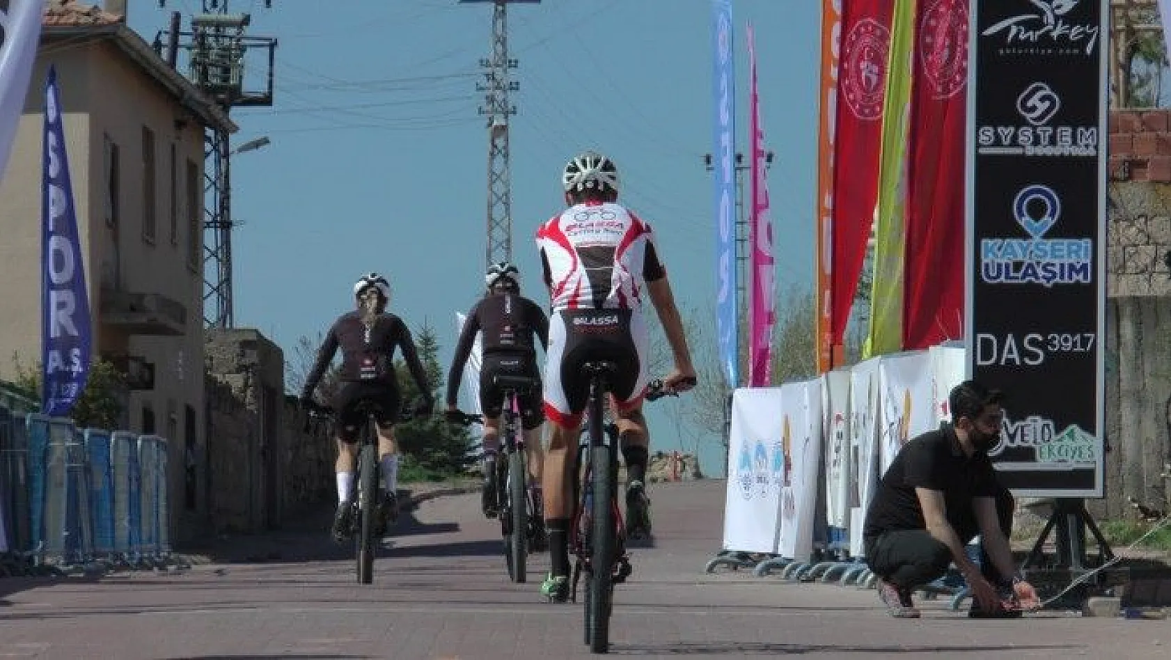 12 ülkeden 55 bisikletçi  Koramaz Vadisi'nde...