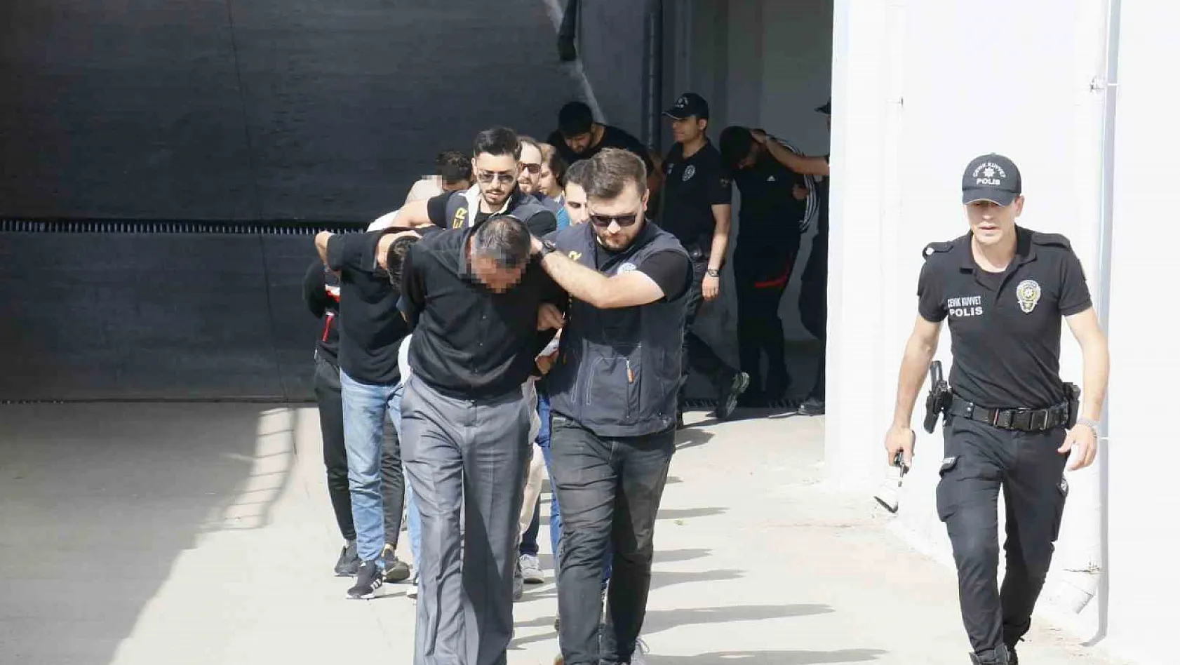 'Sazan Sarmalı' operasyonunda gözaltına alınan 11 kişi adliyeye sevk edildi
