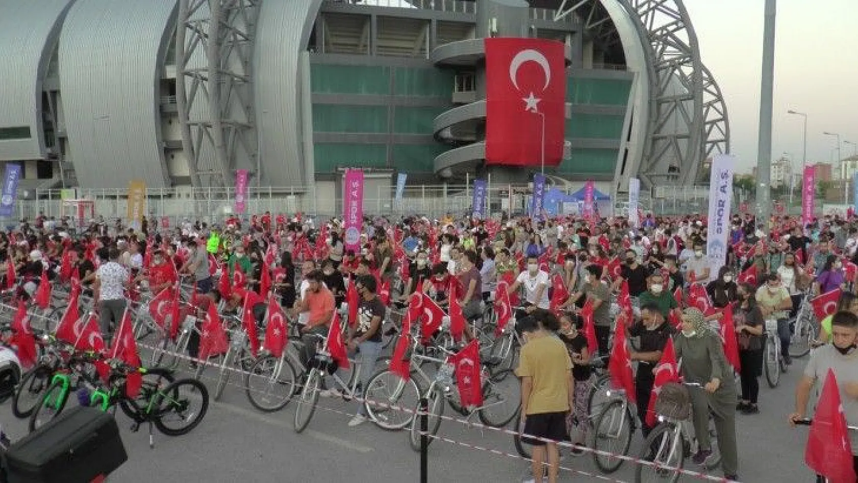 30 Ağustos Bisiklet Turu'nda bin 200 kişi pedalladı