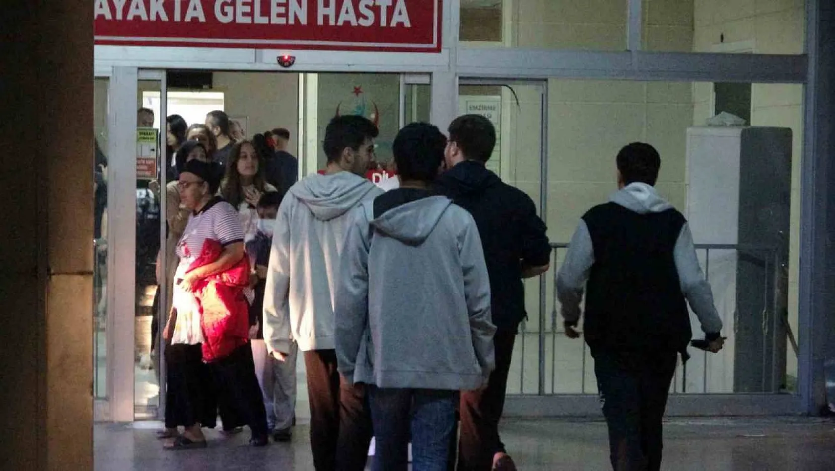 Adana'da 14 öğrenci gıda zehirlenmesi şüphesiyle hastaneye başvurdu