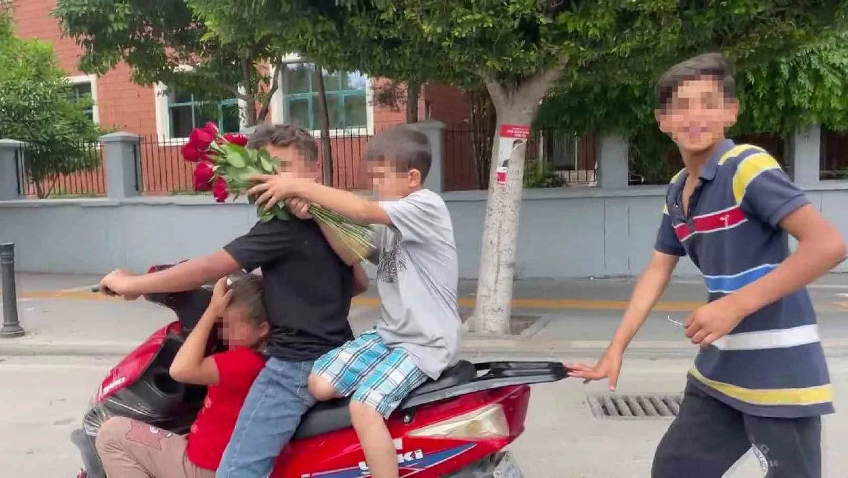 Adana'da 4 çocuğun elektrikli motosiklette tehlikeli yolculuğu: 'Çek, her yerde paylaş'