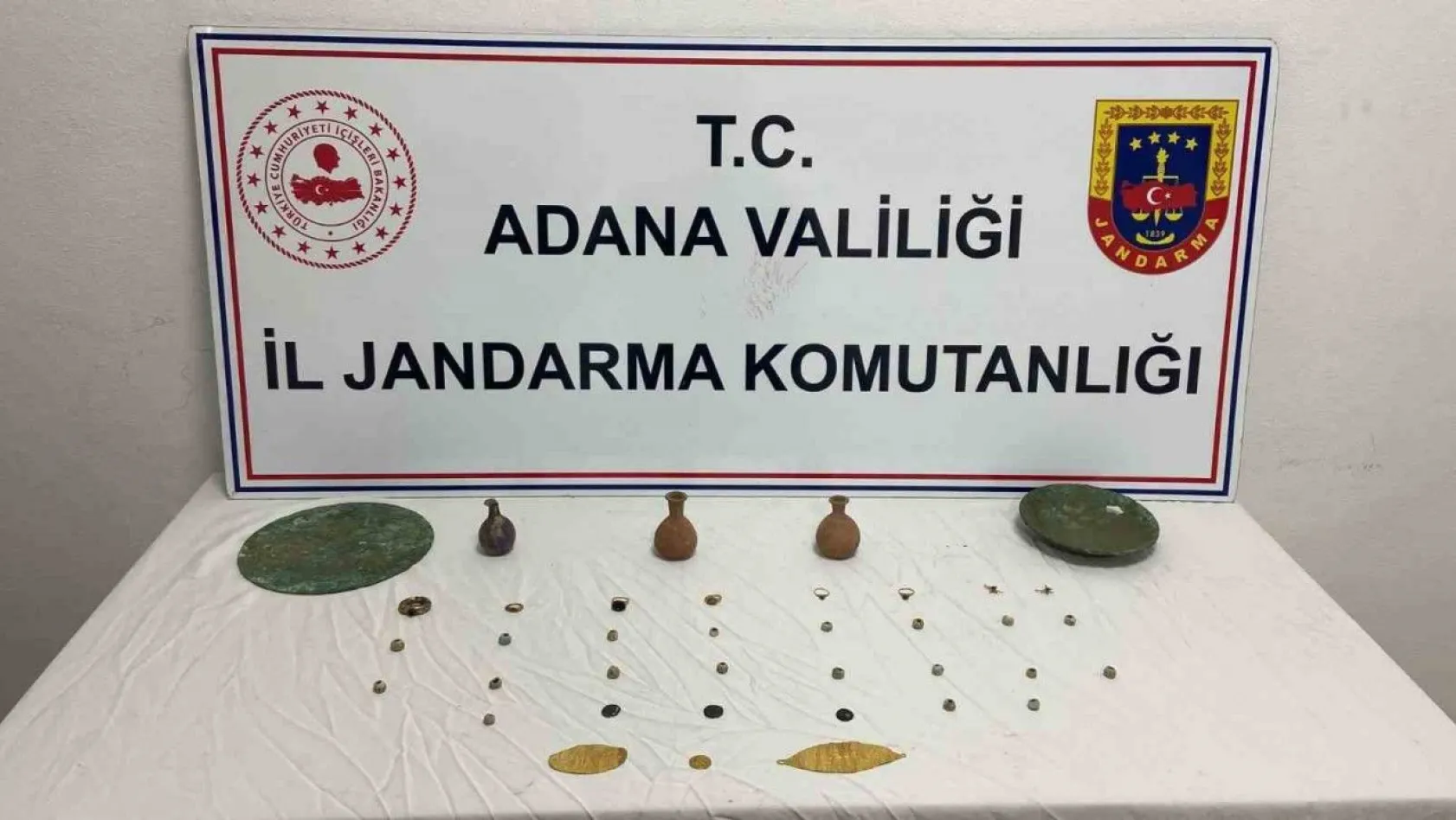Adana'da bir araçta 38 tarihi eser ele geçirildi