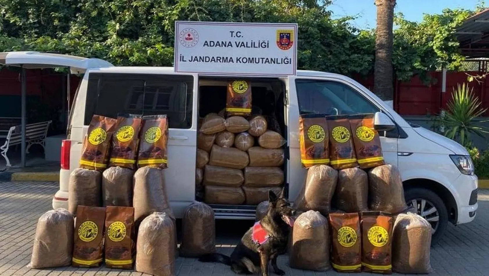 Adana'da bir araçta yapılan aramada 755 kilo tütün ele geçirildi