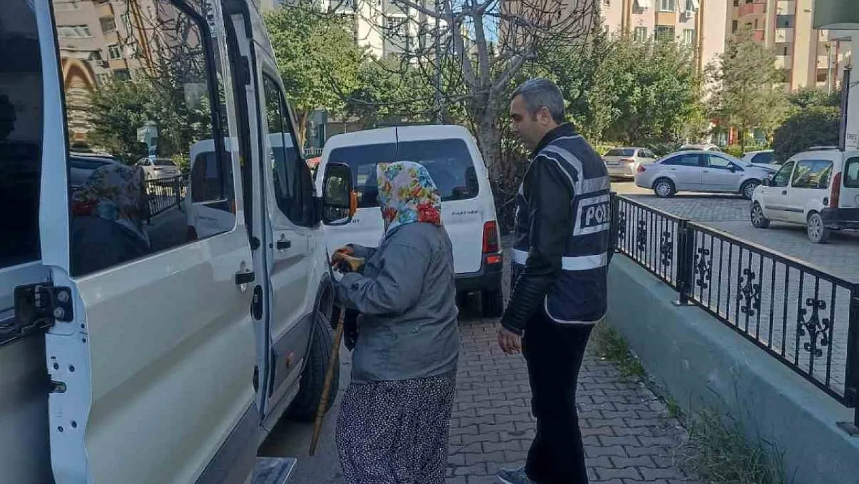 Adana'da camilerde dilenen kadınlar gözaltına alındı