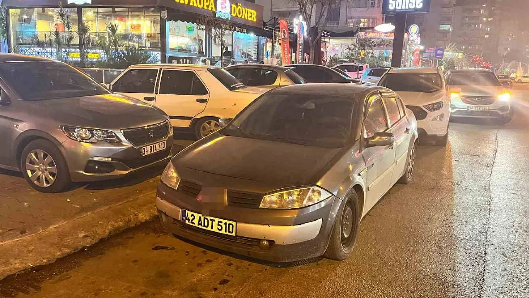 Adana'da gelişi güzel park edilen araçlar trafiği etkiliyor