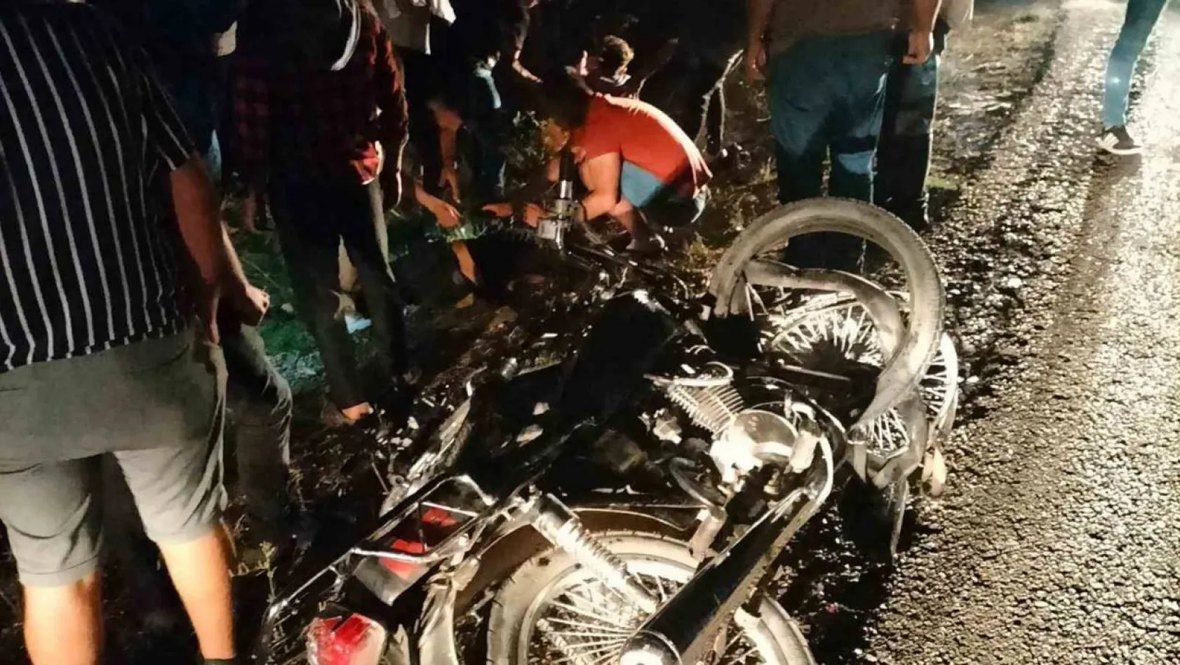 Adana'da motosiklet kazasında yaralanan 3 kişiden 1'i hayatını kaybetti
