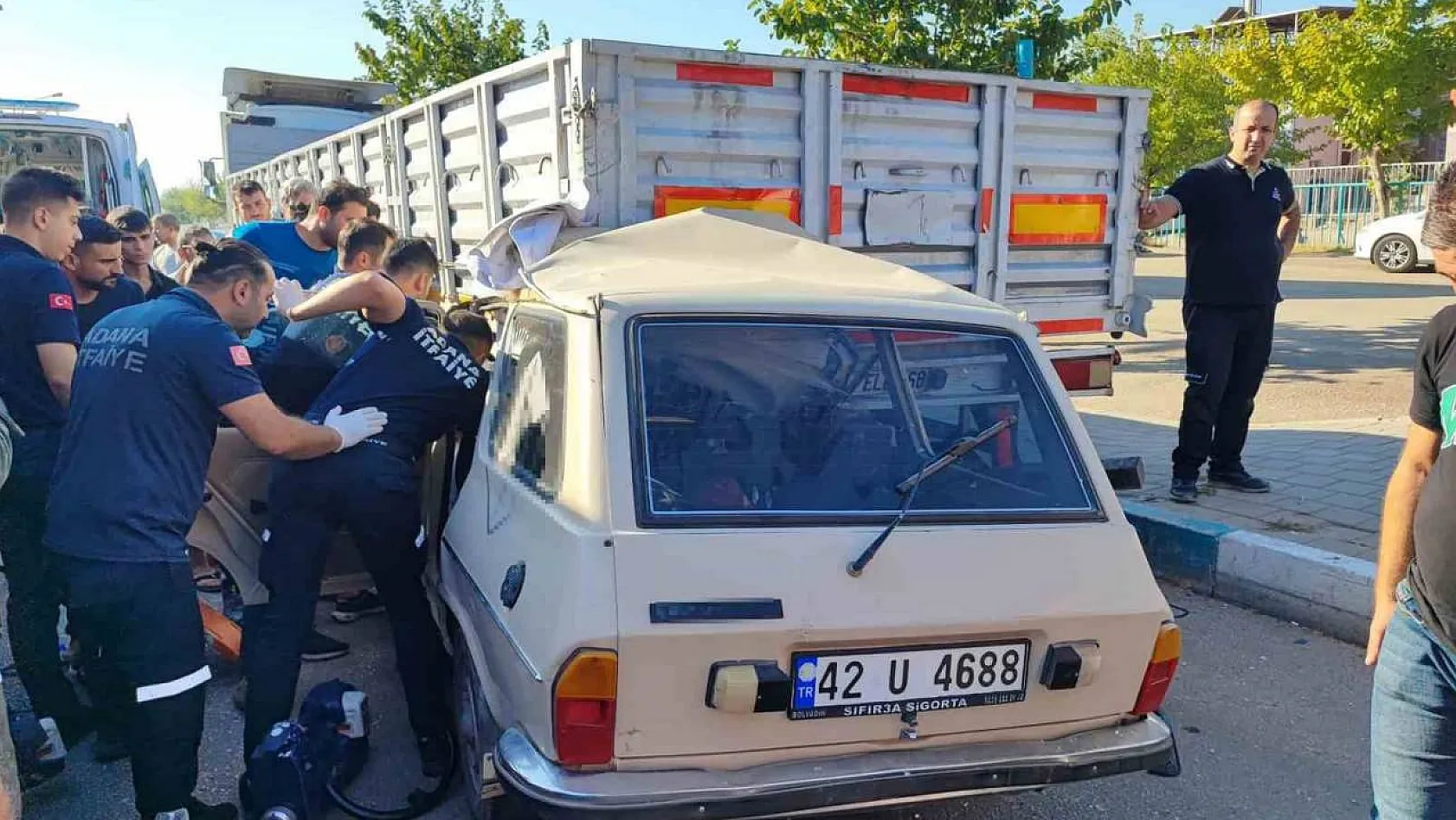 Adana'da otomobil kamyona çarptı: 1 yaralı