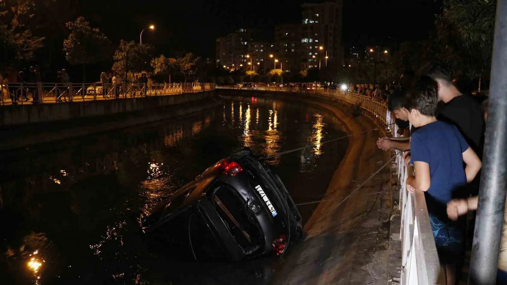 Adana'da otomobil sulama kanalına düştü: 1 ölü, 1 yaralı