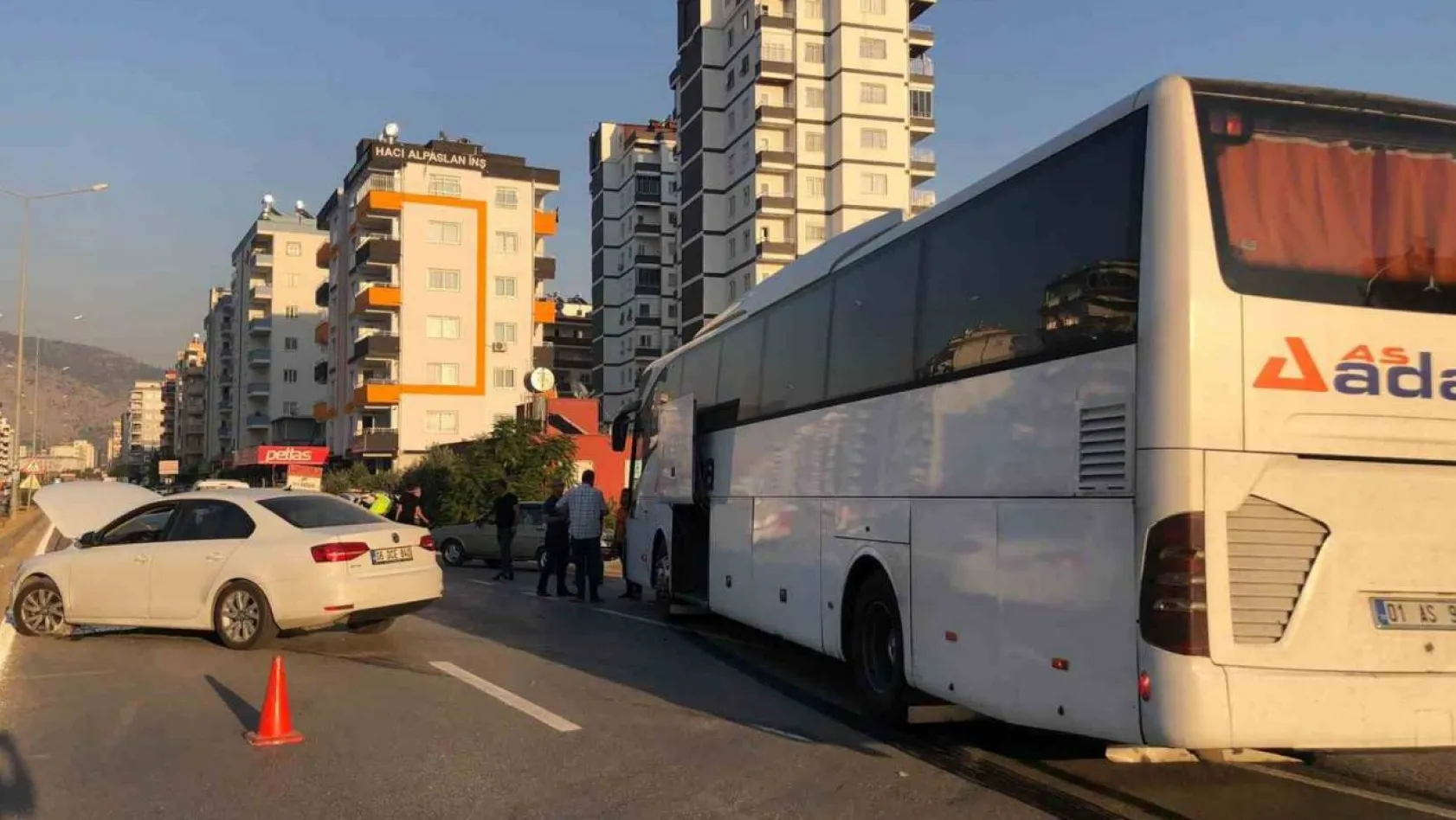 Adana'da otomobil yolcu otobüsü ile çarpıştı: 1 yaralı