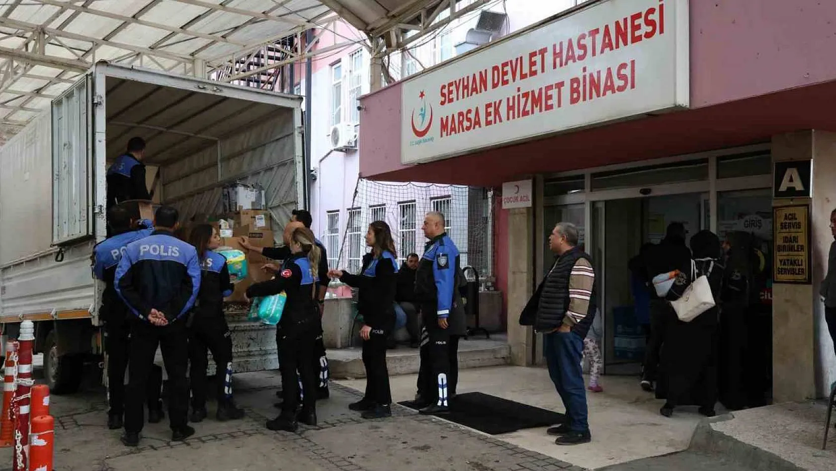 Adana'da polis, ihtiyaç sahibi ailelerine bebek bezi dağıttı