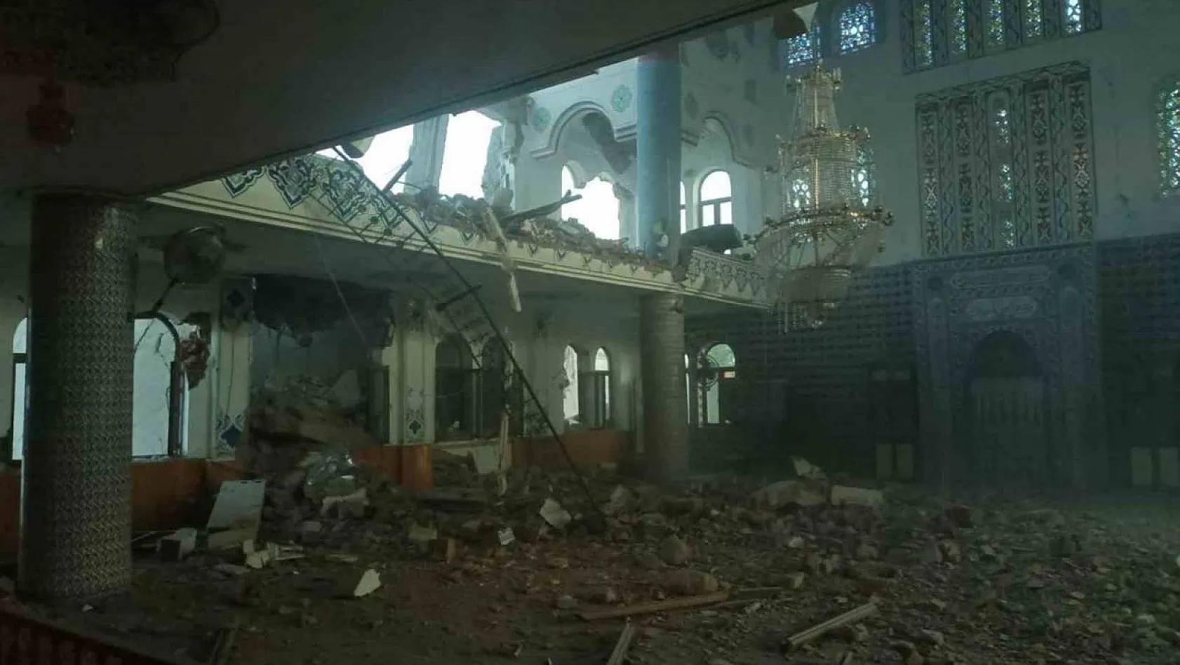 Ağır hasarlı bina, az hasarlı caminin üzerine yıkıldı