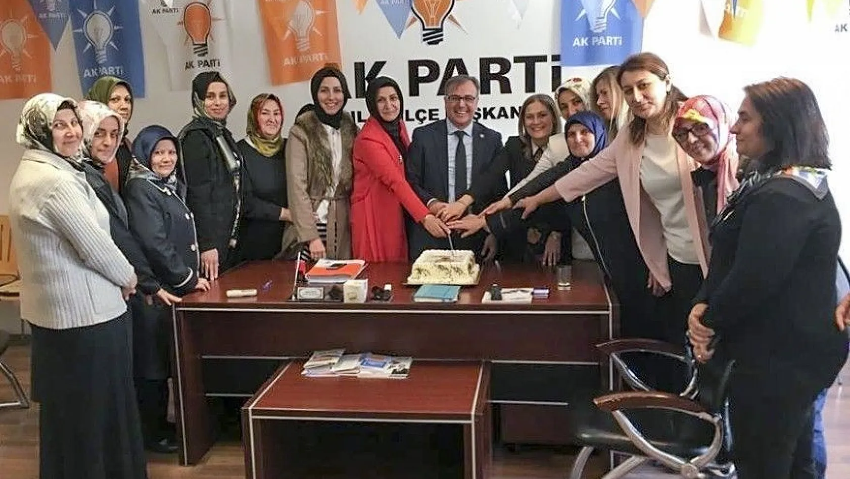 AK Parti Kadın Kollarından Pastalı Kutlama