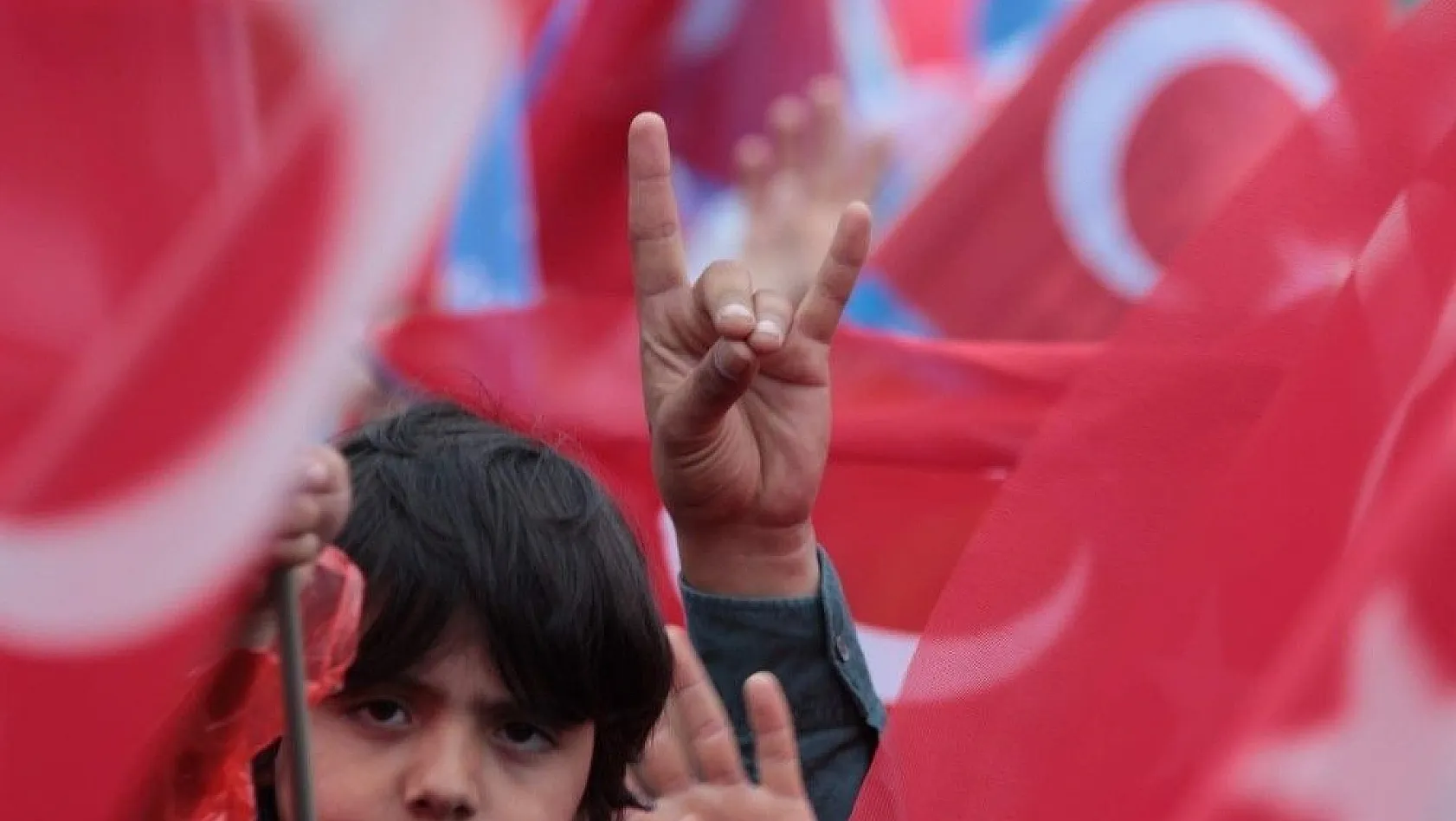 AK Parti mitinginde 3 hilalli bayrak ve 'Bozkurt' işareti dikkat çekti