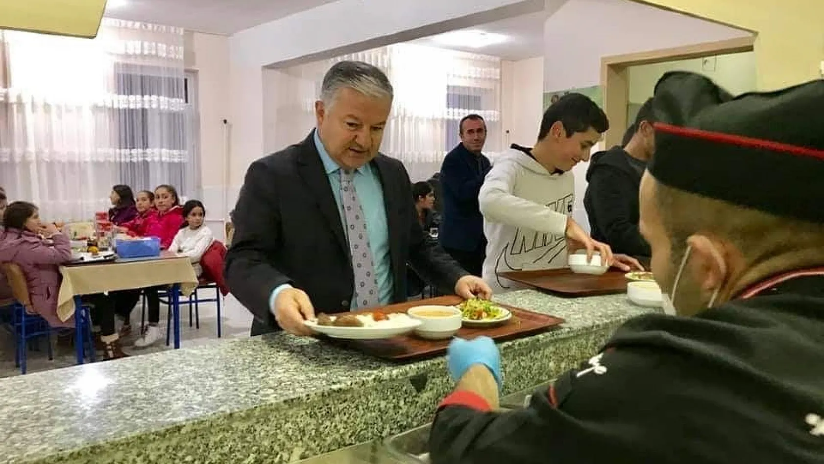 Akşam Yemeğini Yurtta Kalan Öğrencilerle Yiyen Kaymakam Duru Tabldot Sırası Bekledi
