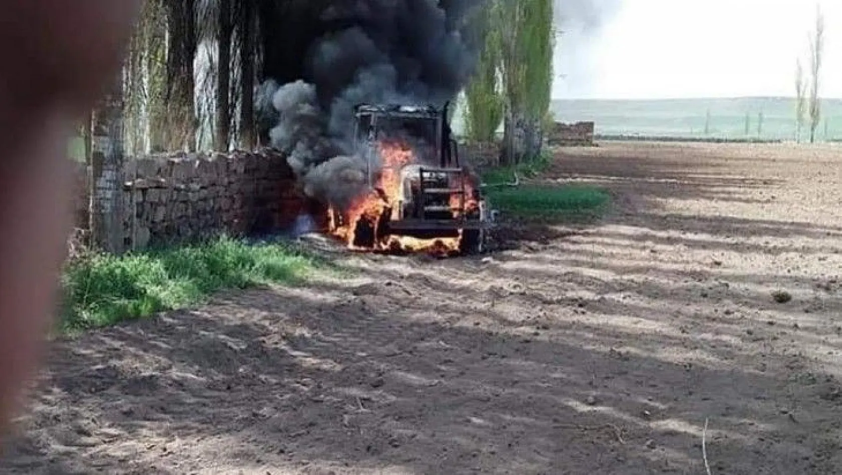 Alev alev yanan traktör kullanılamaz hale geldi