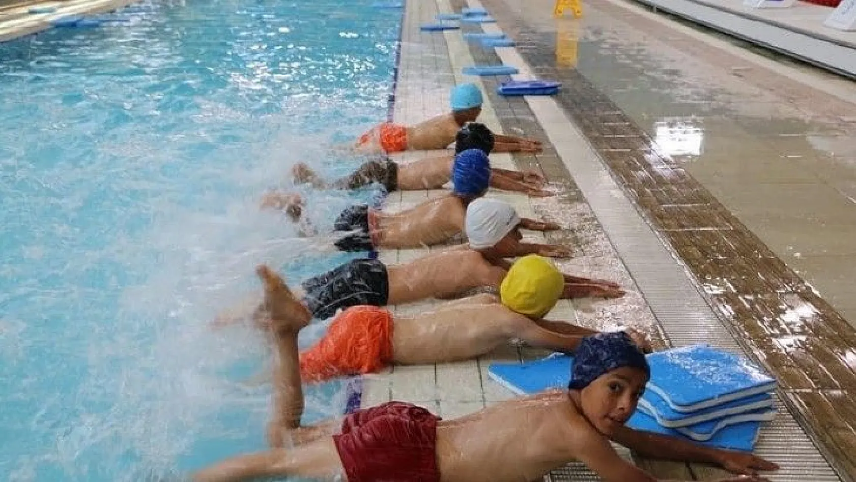 Ali İhsan Kabakcı, GSB spor okulları yüzme kurslarını ziyaret etti