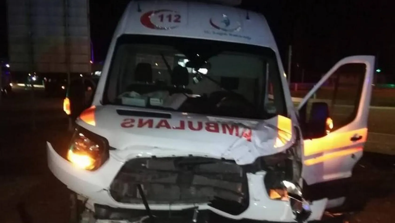 Ambulans ile otomobil çarpıştı: 2 yaralı