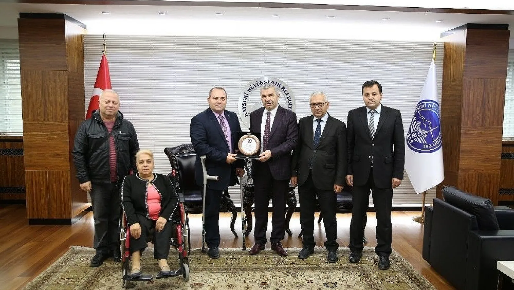 Anadolu Sakatlar Derneği Genel Merkezi Başkan Çelik'i ziyaret ederek destekleri nedeniyle teşekkür plaketi verdi