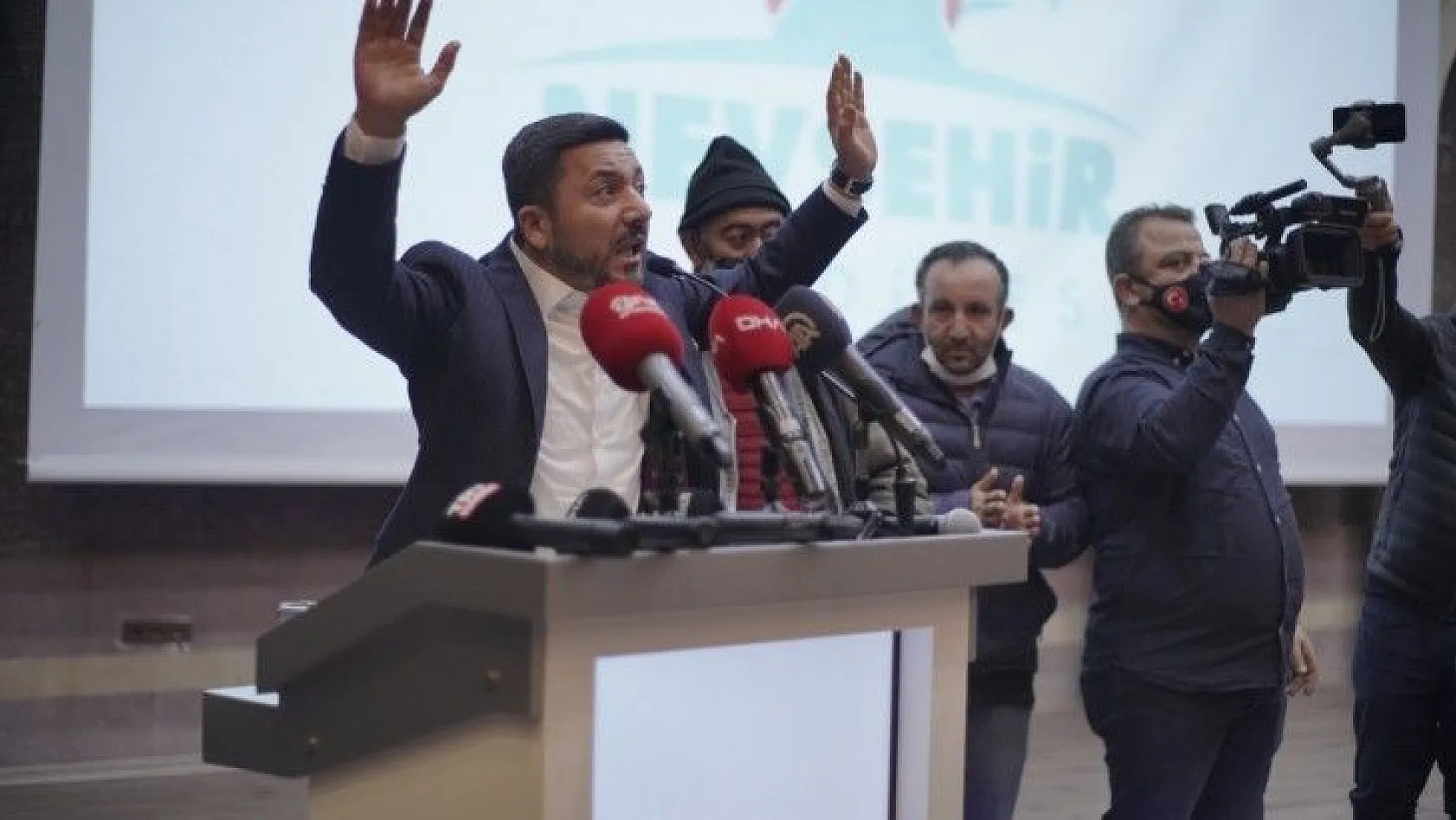 AK Partili Belediye Başkanı Arı istifa etti