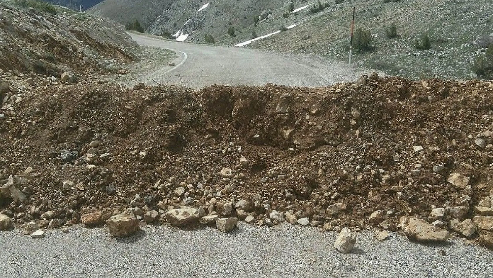 Arslantaş köyü ile Ayvat köyü yolu hafriyat dökülerek ulaşıma kapatıldı