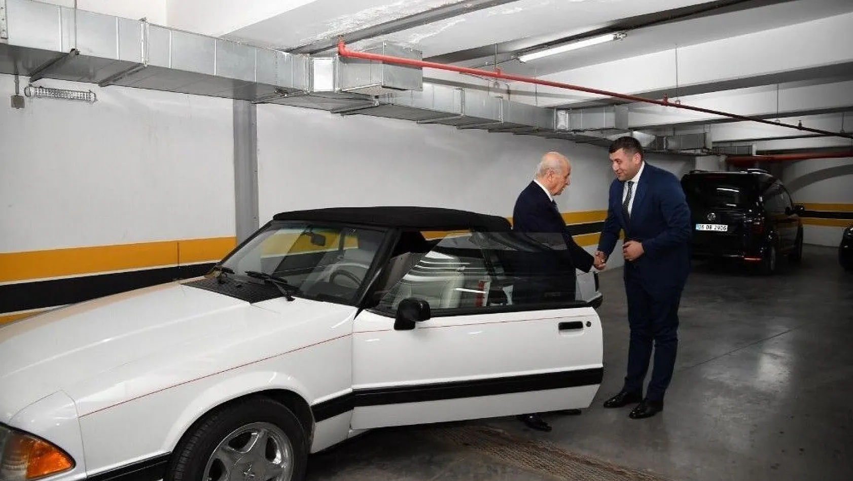 Bahçeli, Mustang marka aracını Kayseri Milletvekili Ersoy'a hediye etti
