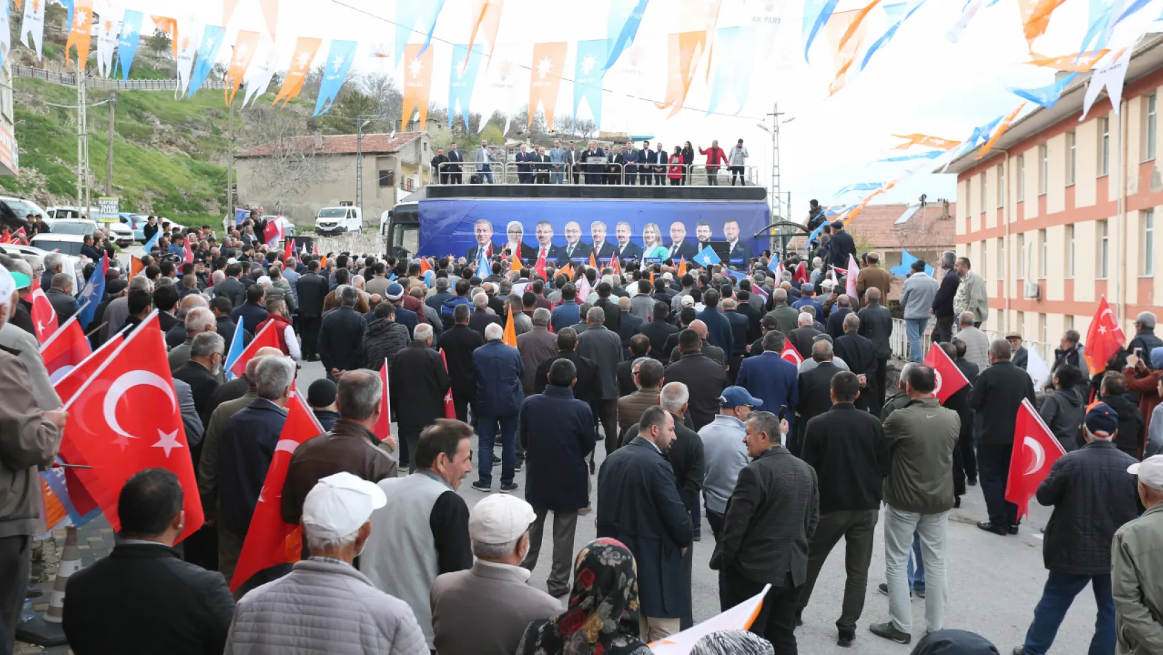 Bakan Akar'ın Tomarza ve Bünyan ziyaretleri mini mitinge dönüşte