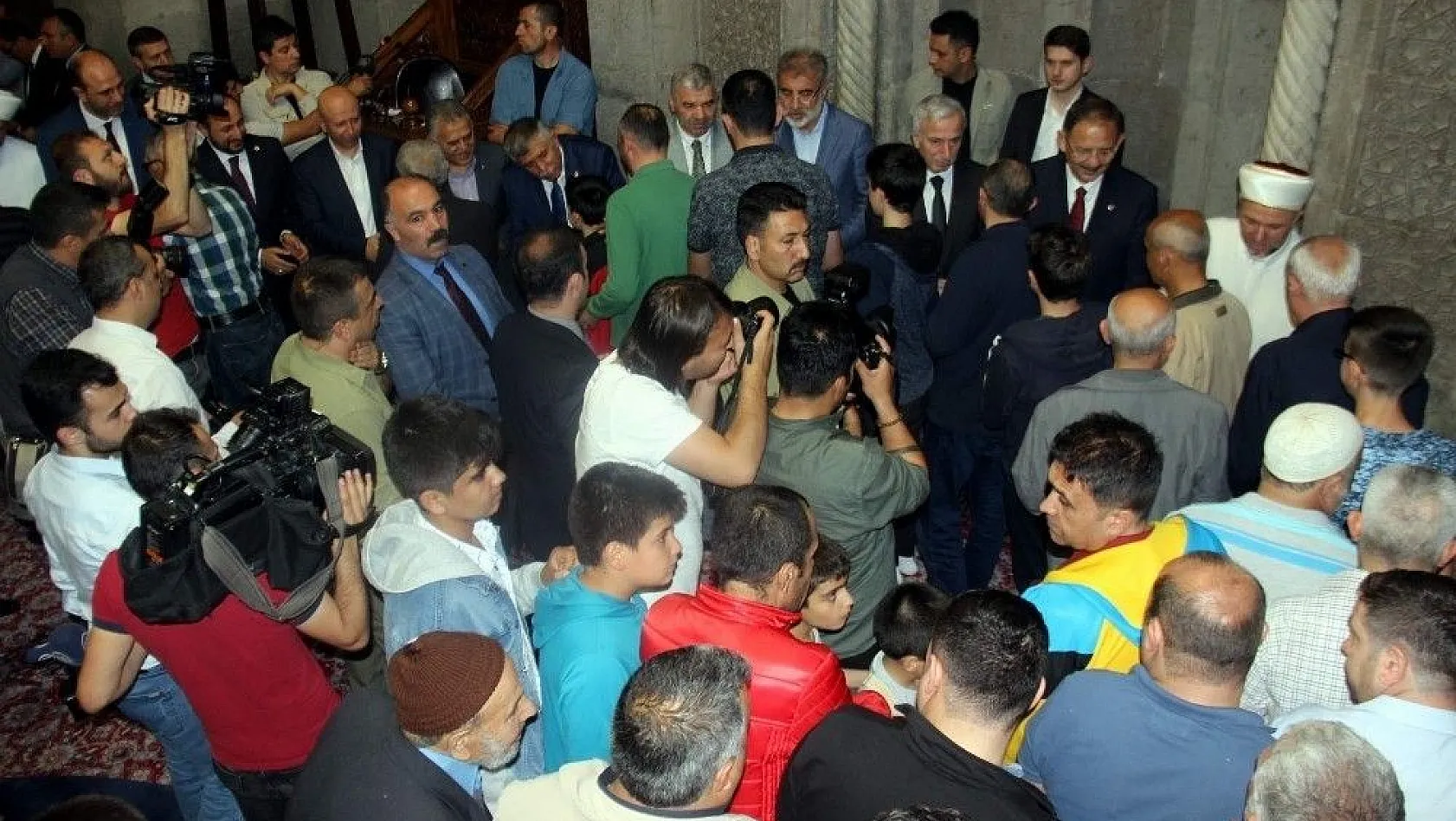 Bakan Özhaseki vatandaşlarla bayramlaştı
