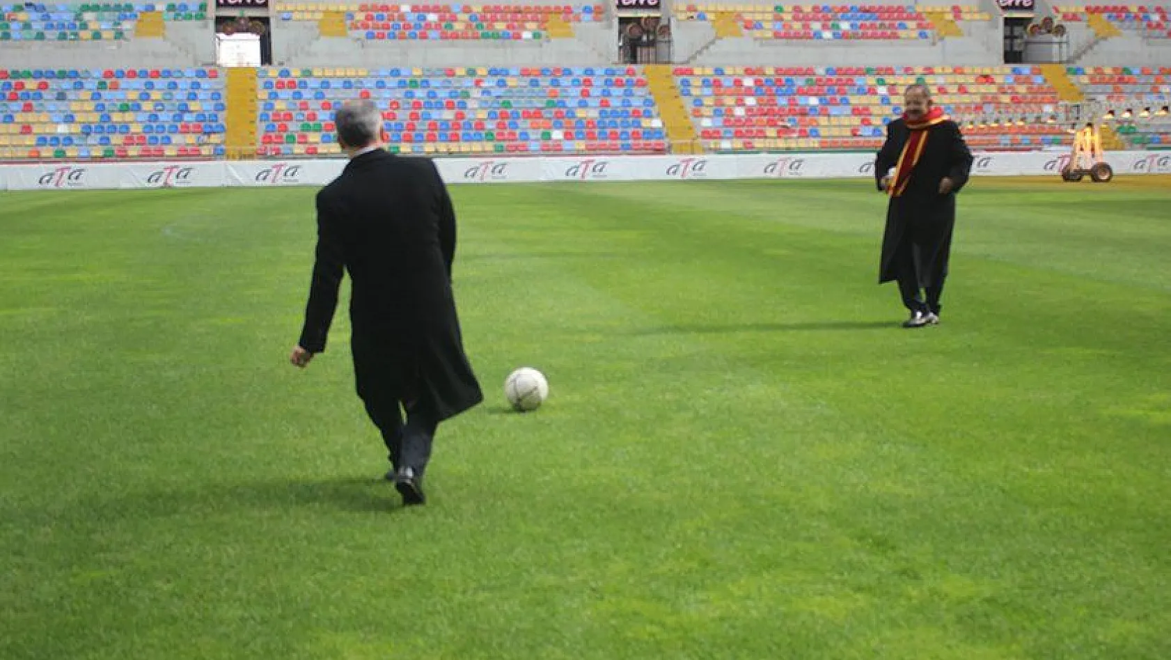 Bakanlar Özhaseki ve Kılıç, Kadir Has Stadı'nda top oynadı