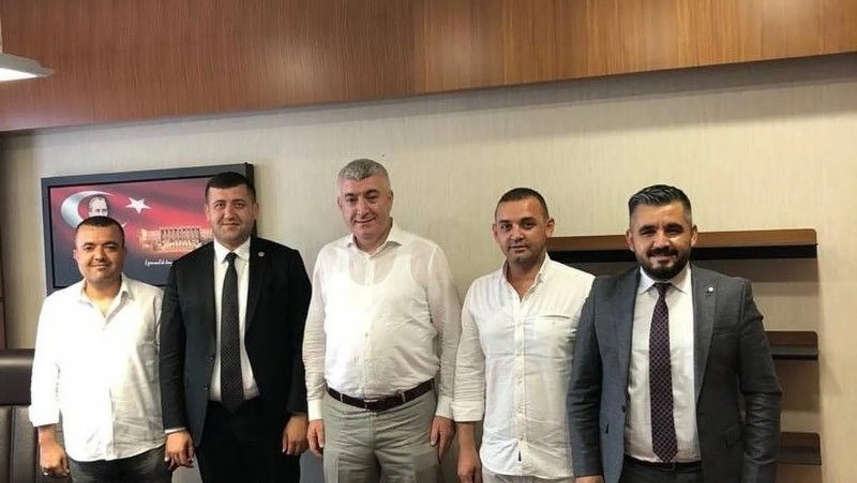 Baki Ersoy'un rozetini MHP İl Başkanı Serkan Tok Taktı
