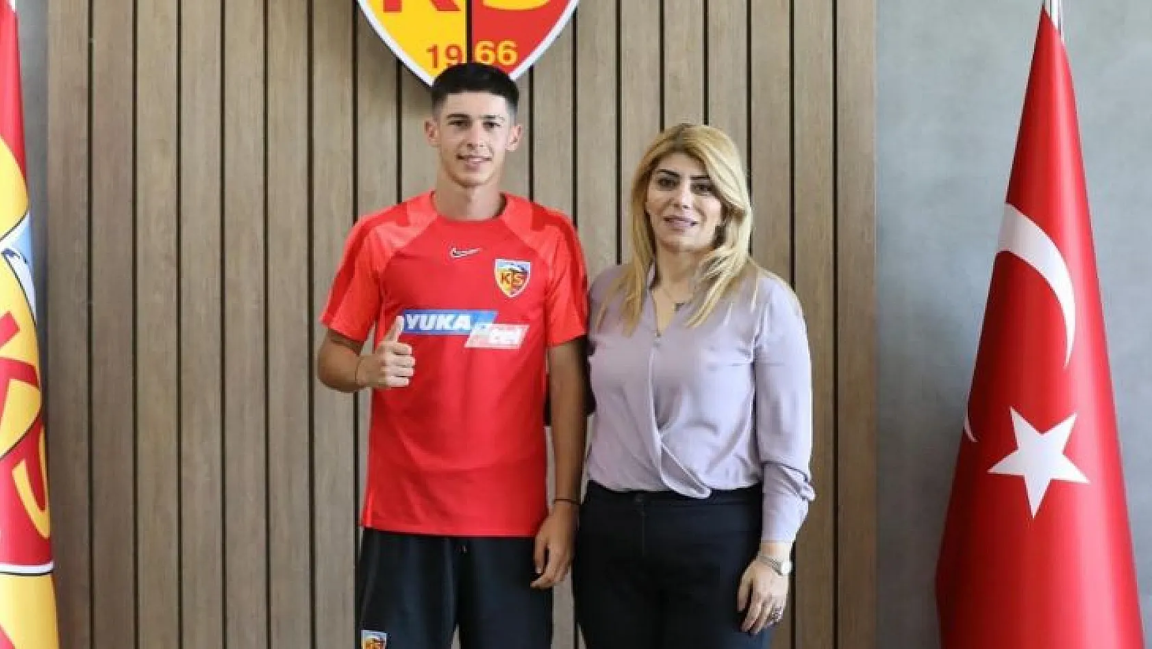 Baran Ali Gezek Kayserispor'a profesyonel imzayı attı
