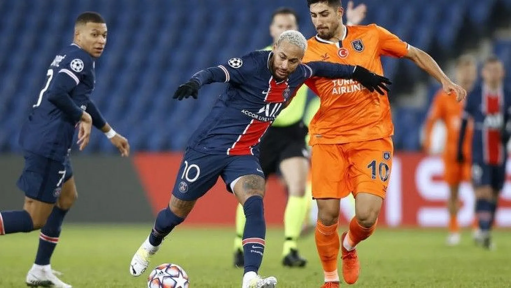 Başakşehir, deplasmanda Fransız ekibi Paris Saint Germain'e 5-1 mağlup oldu.