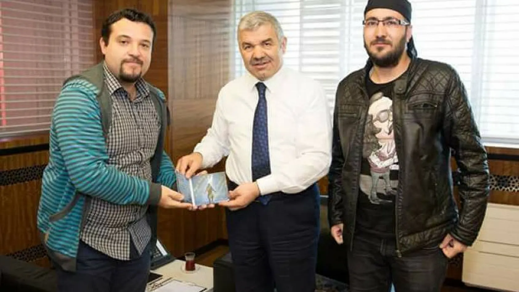 Başkan'a İmzalı Murat Kekilli albümü hediye ettiler  