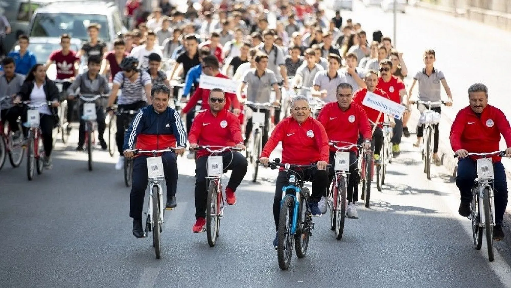 Başkan Büyükkılıç Avrupa Hareketlilik Haftası'nda bisiklete binerek şehir turu attı
