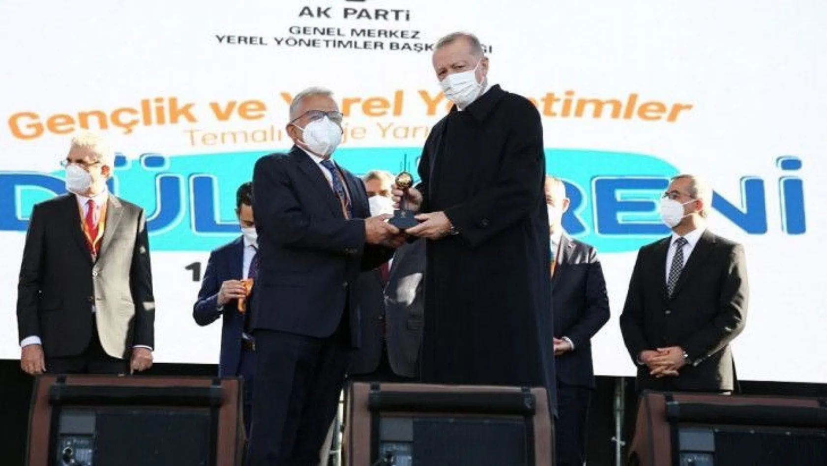 Büyükkılıç, Cumhurbaşkanı Erdoğan'ın elinden ödül aldı!